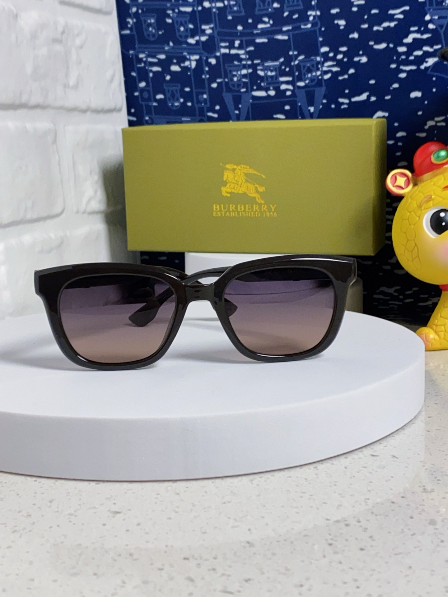  Burberry巴宝莉 2025新款太阳镜网红男女同款偏光墨镜时尚潮人防紫外线防晒太阳镜
