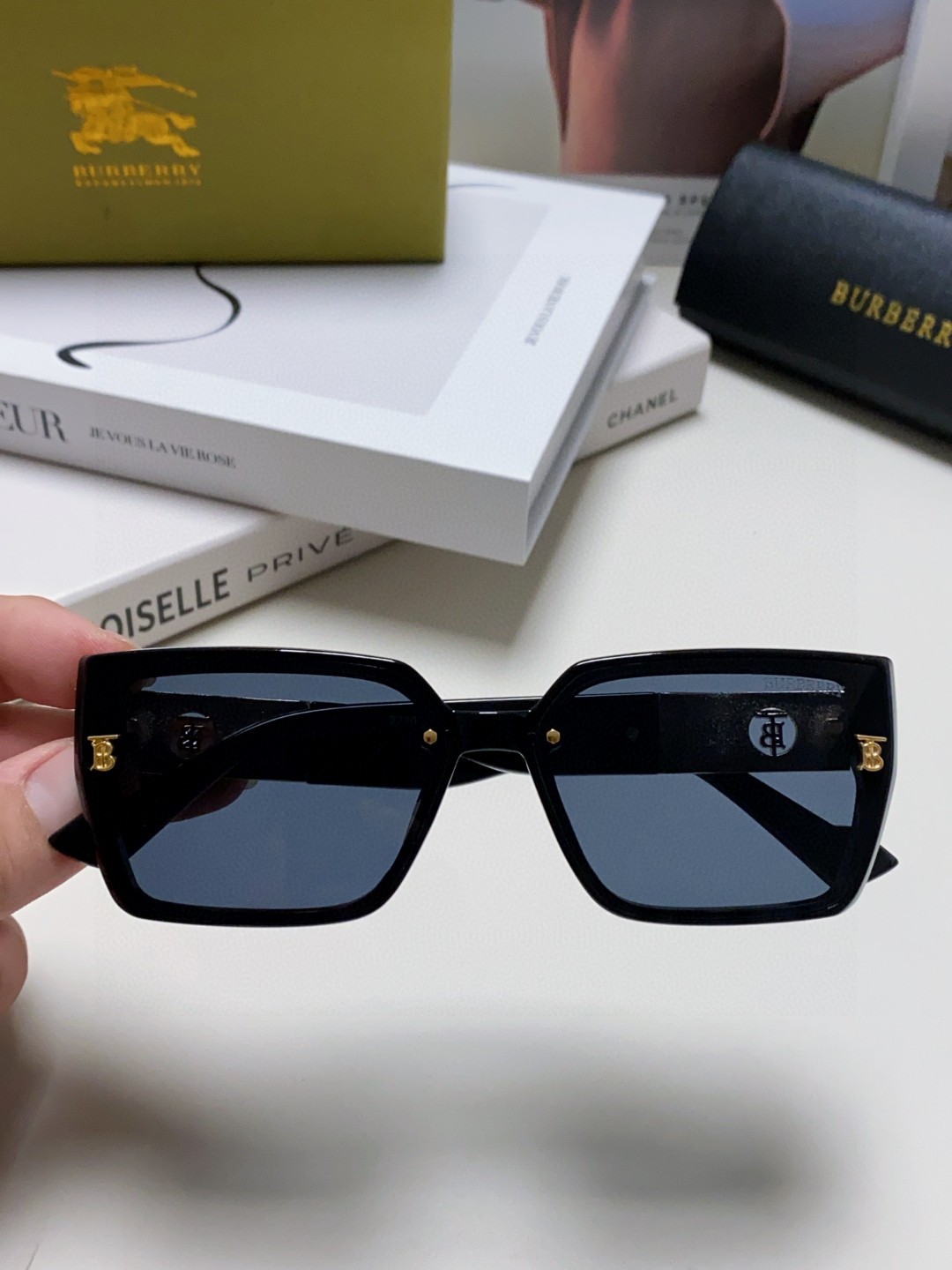  Burberry巴宝莉 2025新款女士太阳镜  时尚潮流休闲墨镜 女款驾车出行太阳眼镜 