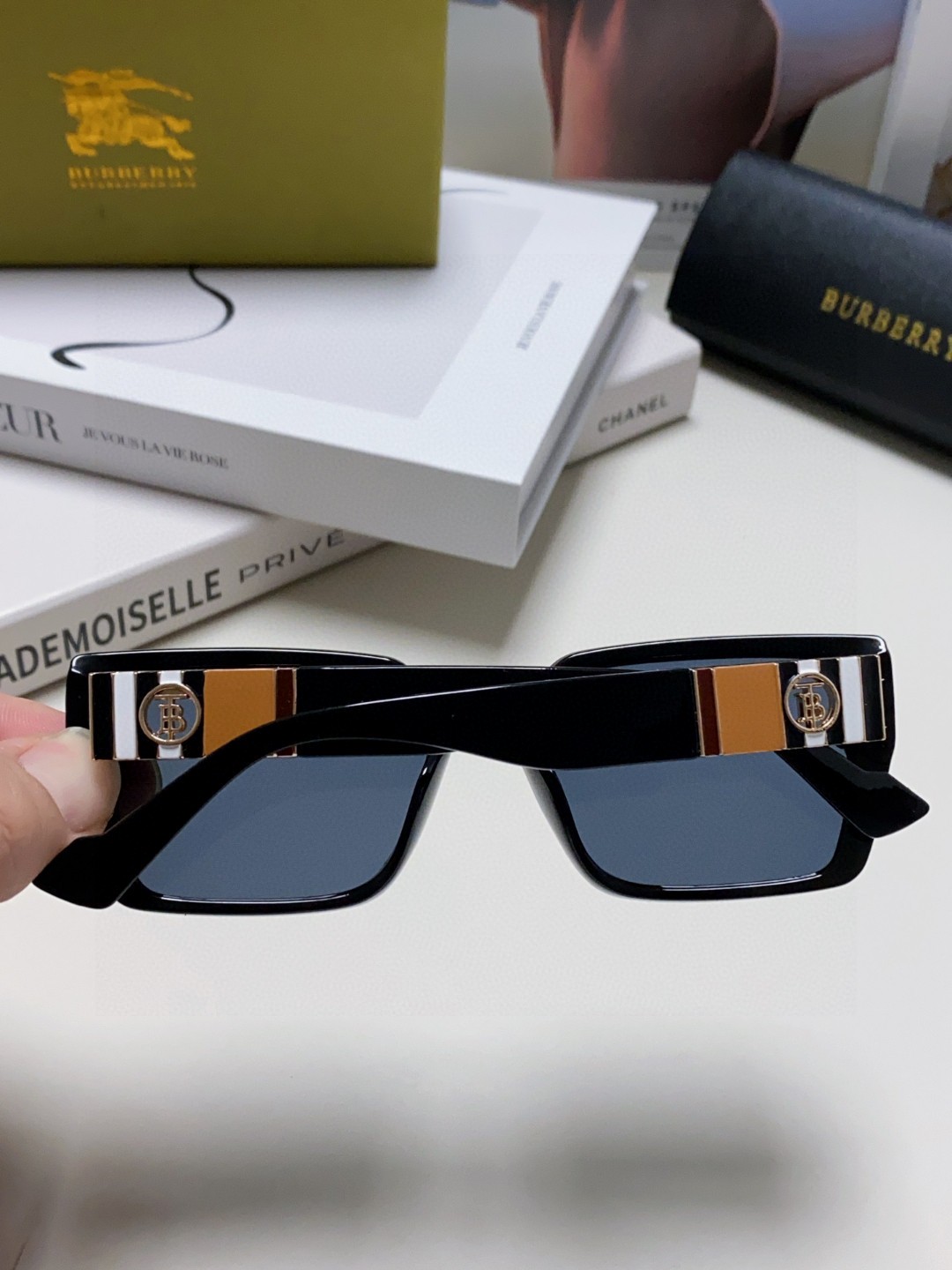  Burberry巴宝莉 2025新款女士太阳镜  时尚潮流休闲墨镜 女款驾车出行太阳眼镜 