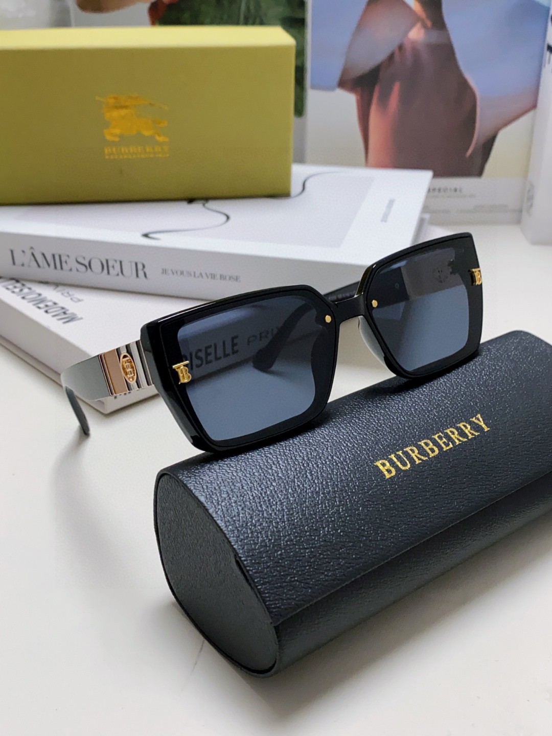  Burberry巴宝莉 2025新款女士太阳镜  时尚潮流休闲墨镜 女款驾车出行太阳眼镜 