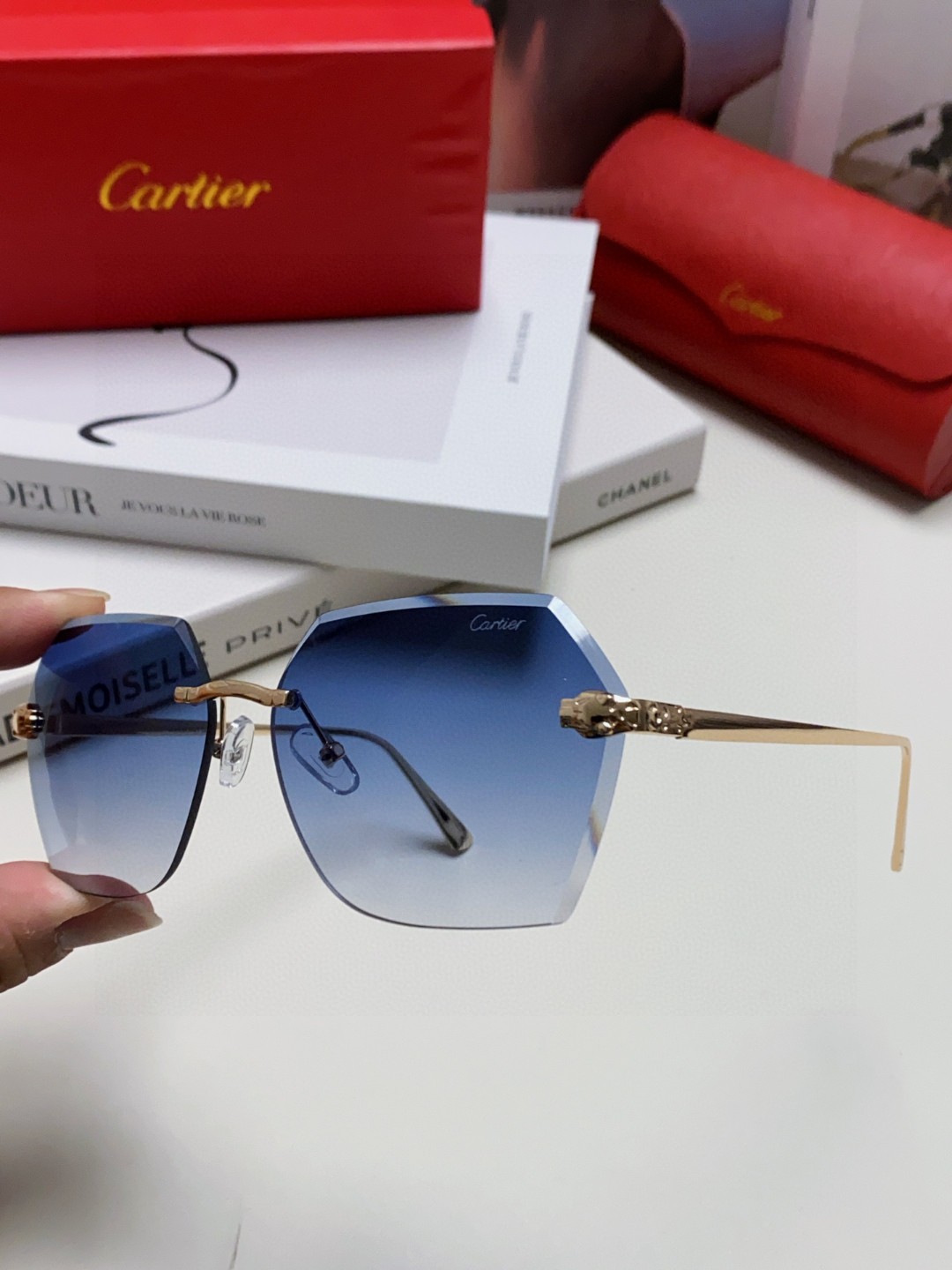  Cartier卡地亚 2025新款无框太阳镜女 经典豹子镜腿🐆 钻石切边高级感渐变色墨镜大框 