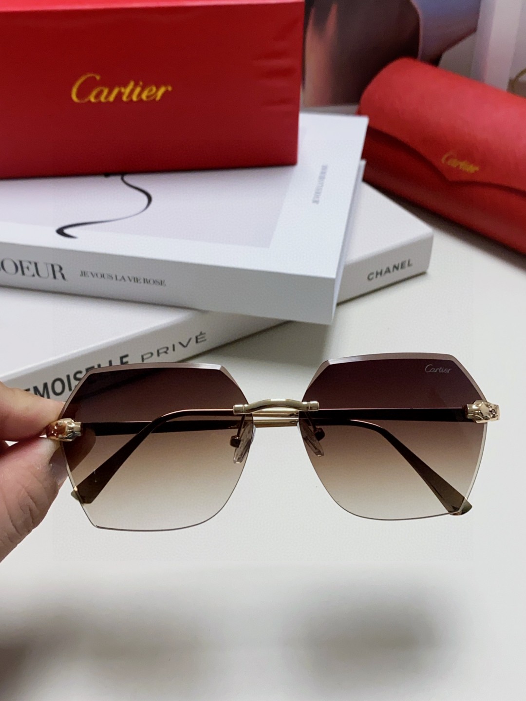  Cartier卡地亚 2025新款无框太阳镜女 经典豹子镜腿🐆 钻石切边高级感渐变色墨镜大框 