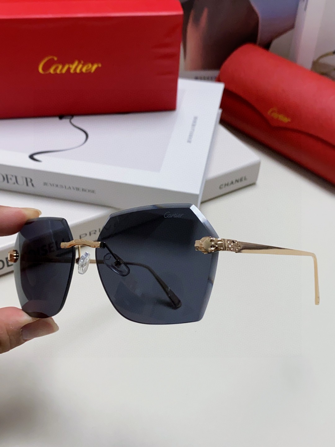  Cartier卡地亚 2025新款无框太阳镜女 经典豹子镜腿🐆 钻石切边高级感渐变色墨镜大框 