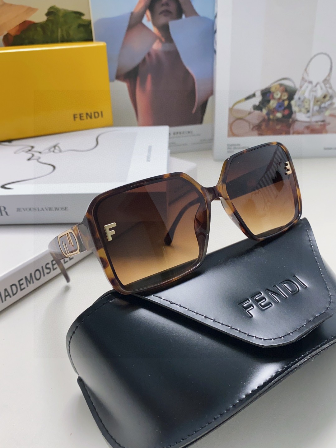  Fendi芬迪 2025新款 潮流欧美方框墨镜女高级感个性防紫外线时尚太阳镜现货 