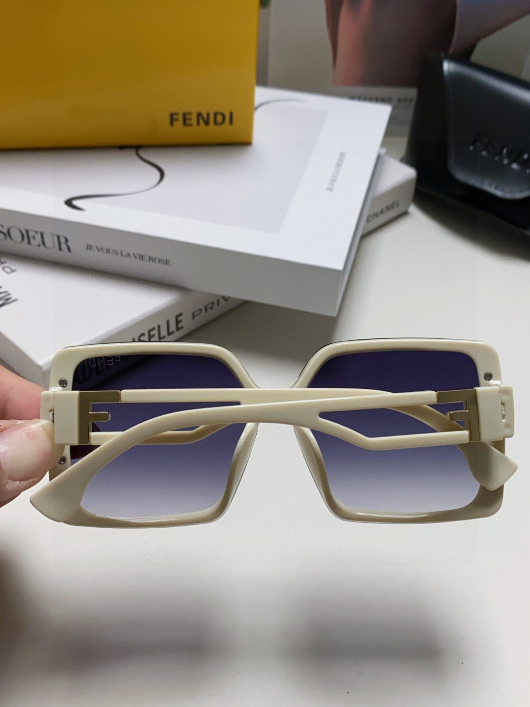  Fendi芬迪  新款🕶时尚高雅墨镜女士 太阳镜🥳打造沉稳架势，经典的版型与全新的创意相结👍不经意间放