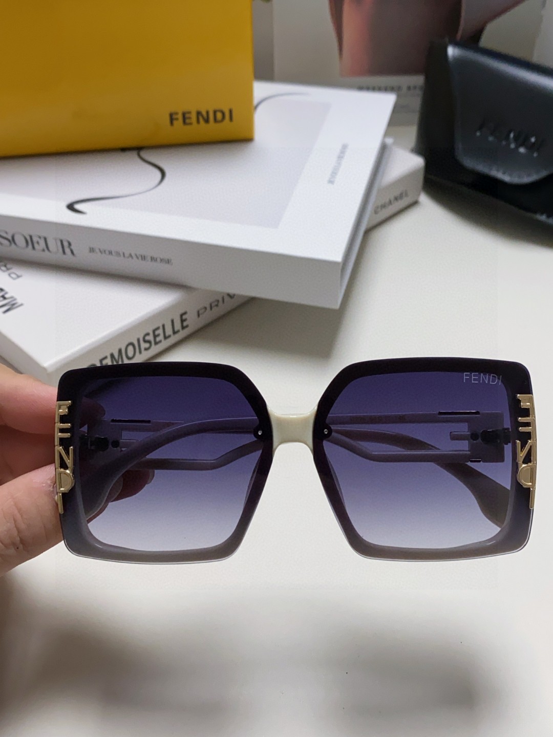  Fendi芬迪  新款🕶时尚高雅墨镜女士 太阳镜🥳打造沉稳架势，经典的版型与全新的创意相结👍不经意间放
