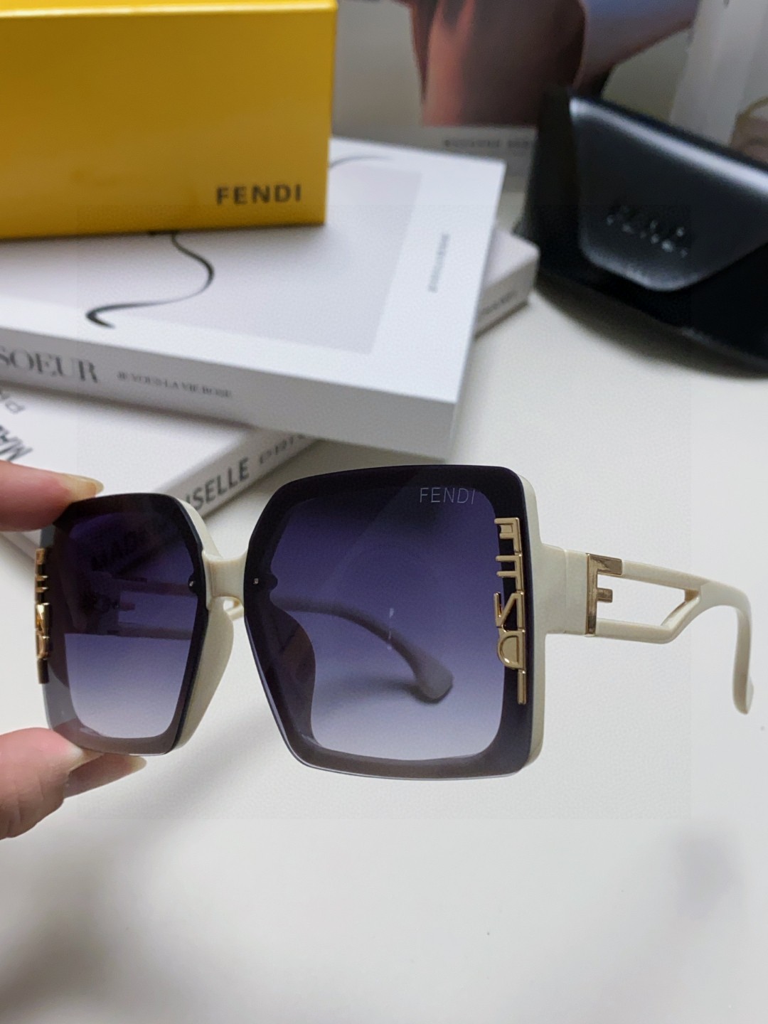  Fendi芬迪  新款🕶时尚高雅墨镜女士 太阳镜🥳打造沉稳架势，经典的版型与全新的创意相结👍不经意间放