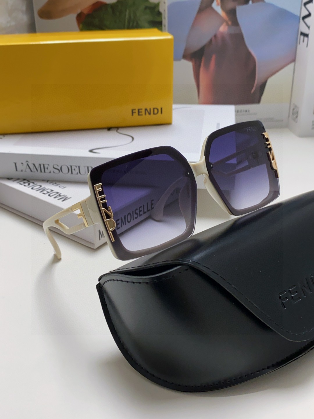  Fendi芬迪  新款🕶时尚高雅墨镜女士 太阳镜🥳打造沉稳架势，经典的版型与全新的创意相结👍不经意间放