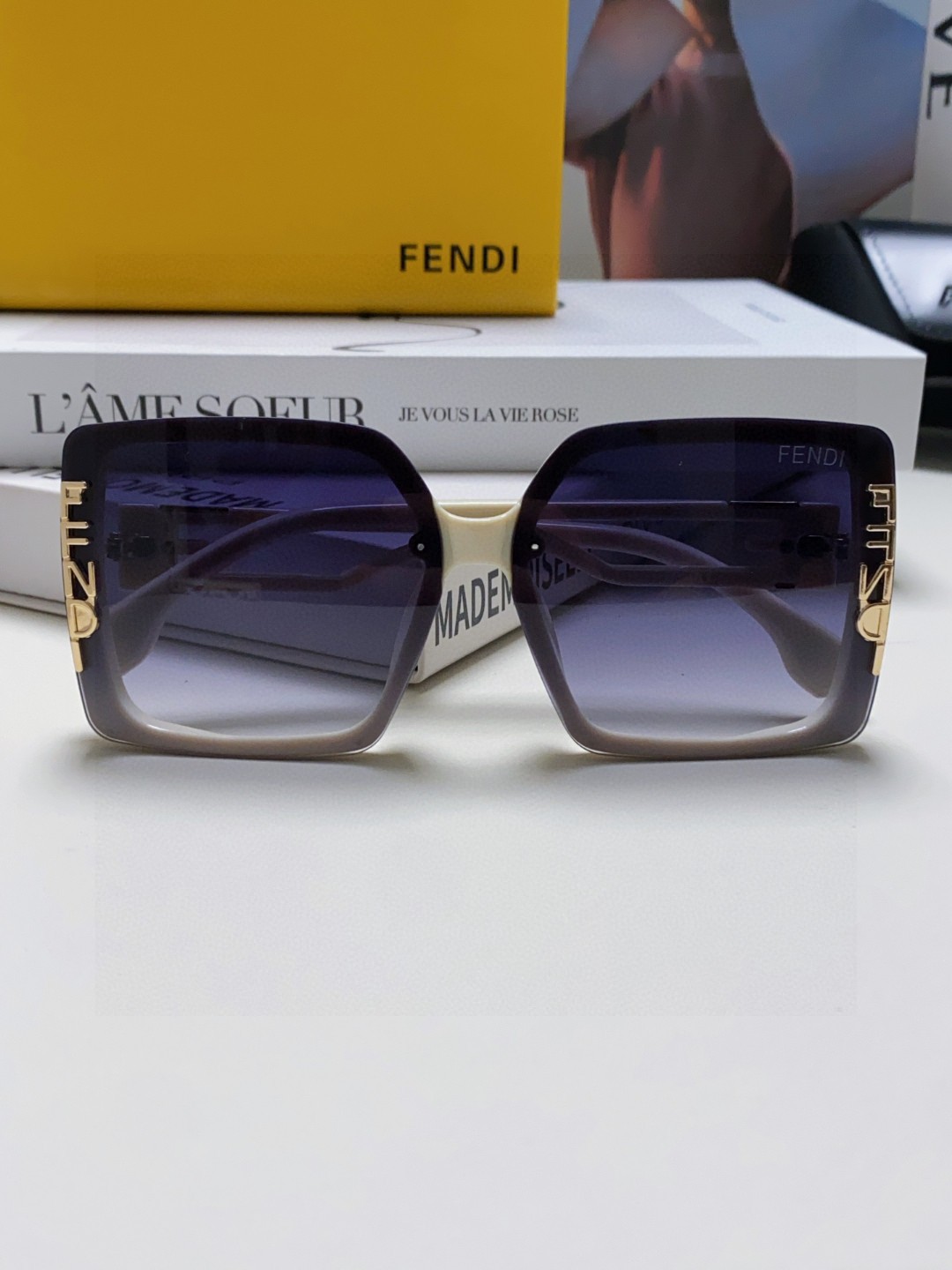  Fendi芬迪  新款🕶时尚高雅墨镜女士 太阳镜🥳打造沉稳架势，经典的版型与全新的创意相结👍不经意间放