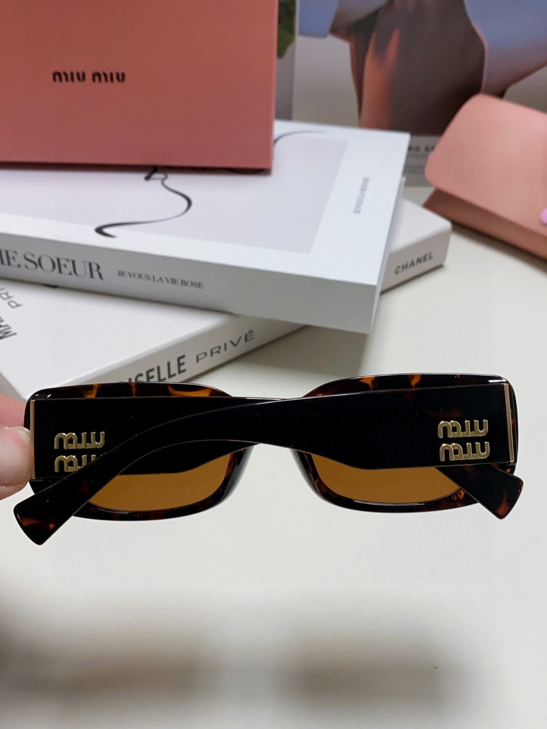  MIU MIU/缪缪 2025新款太阳镜长方形女时尚墨镜个性眼镜双色搭配 MU 08YS