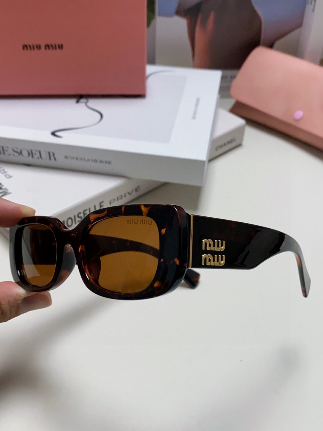  MIU MIU/缪缪 2025新款太阳镜长方形女时尚墨镜个性眼镜双色搭配 MU 08YS