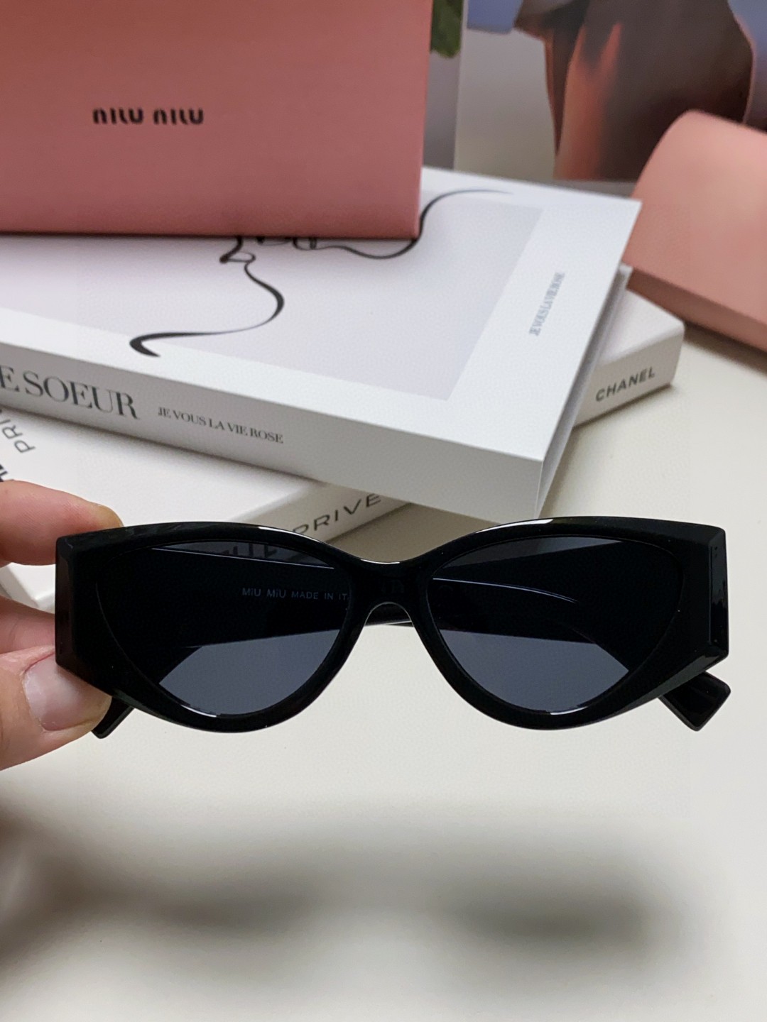  MIUMIU 独家钻石边框切割工艺 上脸百搭 猫眼女墨镜时尚休闲素颜百搭显脸小遮阳太阳镜0MU06YS