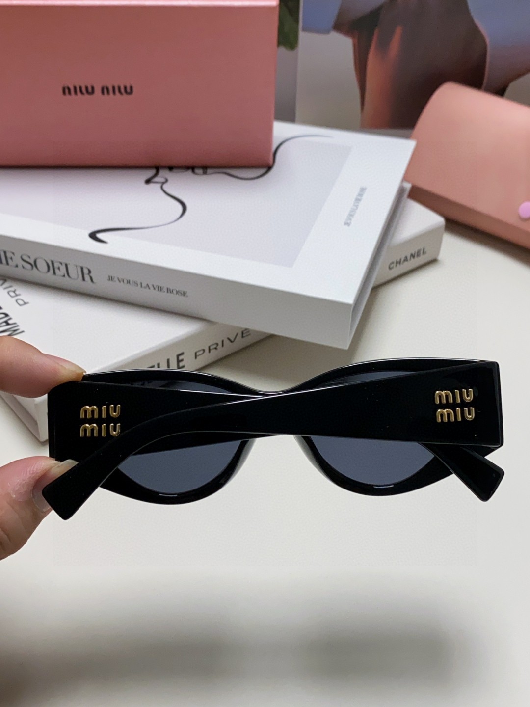  MIUMIU 独家钻石边框切割工艺 上脸百搭 猫眼女墨镜时尚休闲素颜百搭显脸小遮阳太阳镜0MU06YS