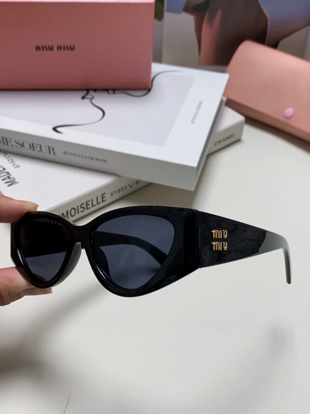  MIUMIU 独家钻石边框切割工艺 上脸百搭 猫眼女墨镜时尚休闲素颜百搭显脸小遮阳太阳镜0MU06YS