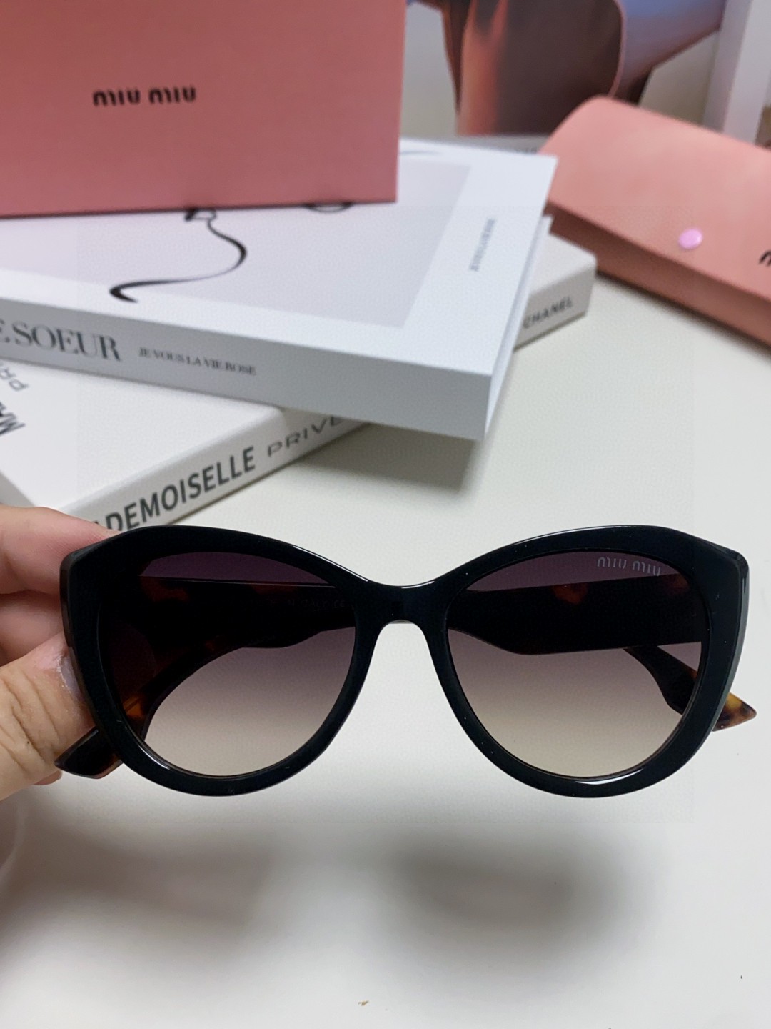  MiuMiu缪缪 2025年墨镜女高级感猫眼框时代少年团同款太阳镜女士爆款 