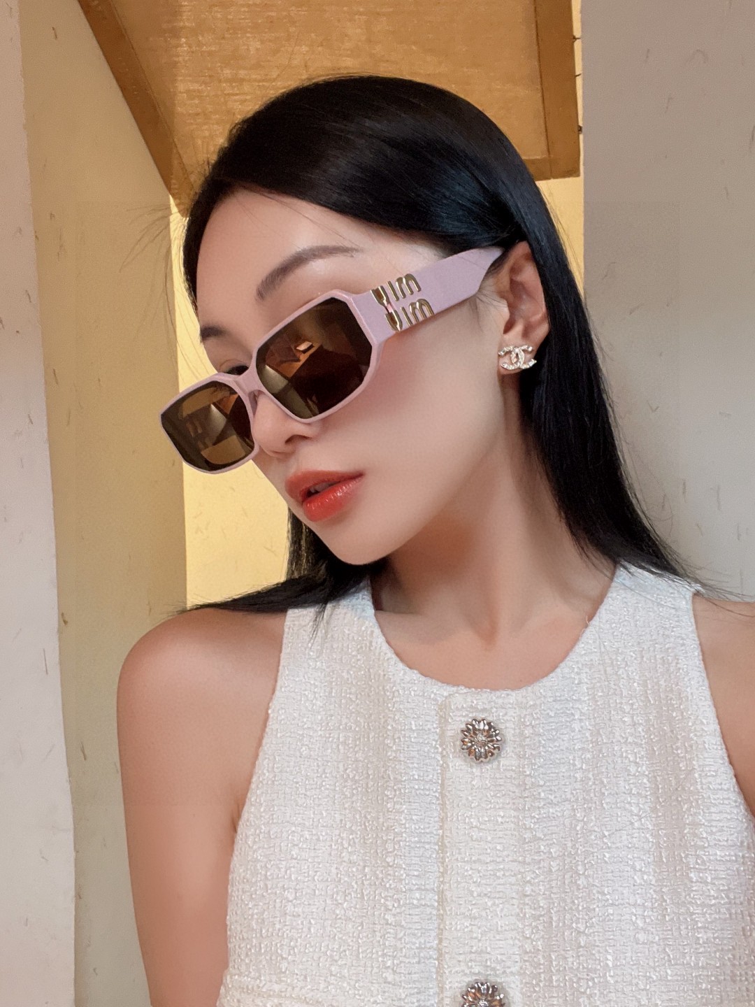  MIUMIU墨镜可盐可甜！！！太喜欢了！！
美女子们怎么可以没有一副好看的墨镜呢
这个款式的太阳镜真的