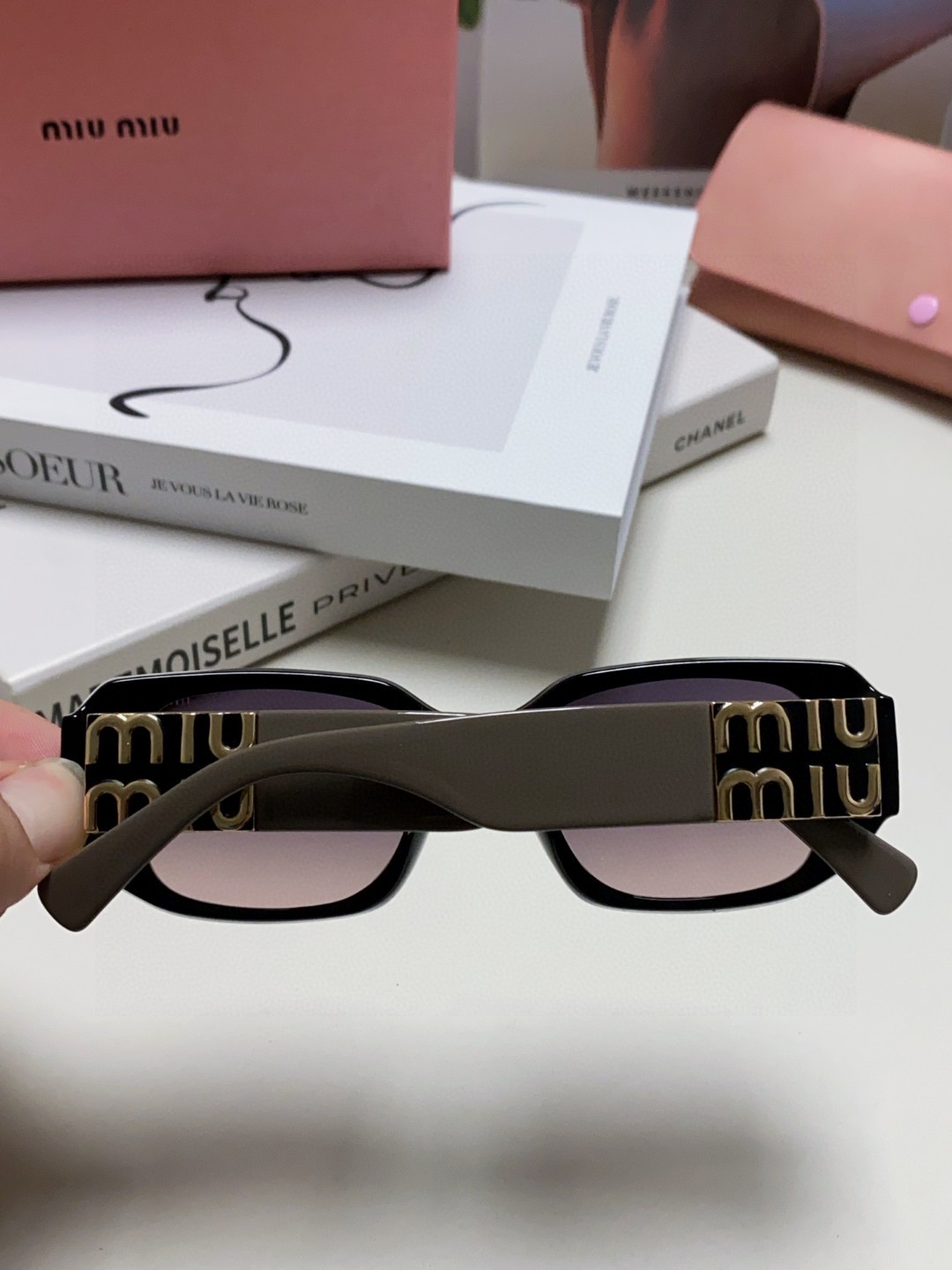  MIUMIU墨镜可盐可甜！！！太喜欢了！！
美女子们怎么可以没有一副好看的墨镜呢
这个款式的太阳镜真的