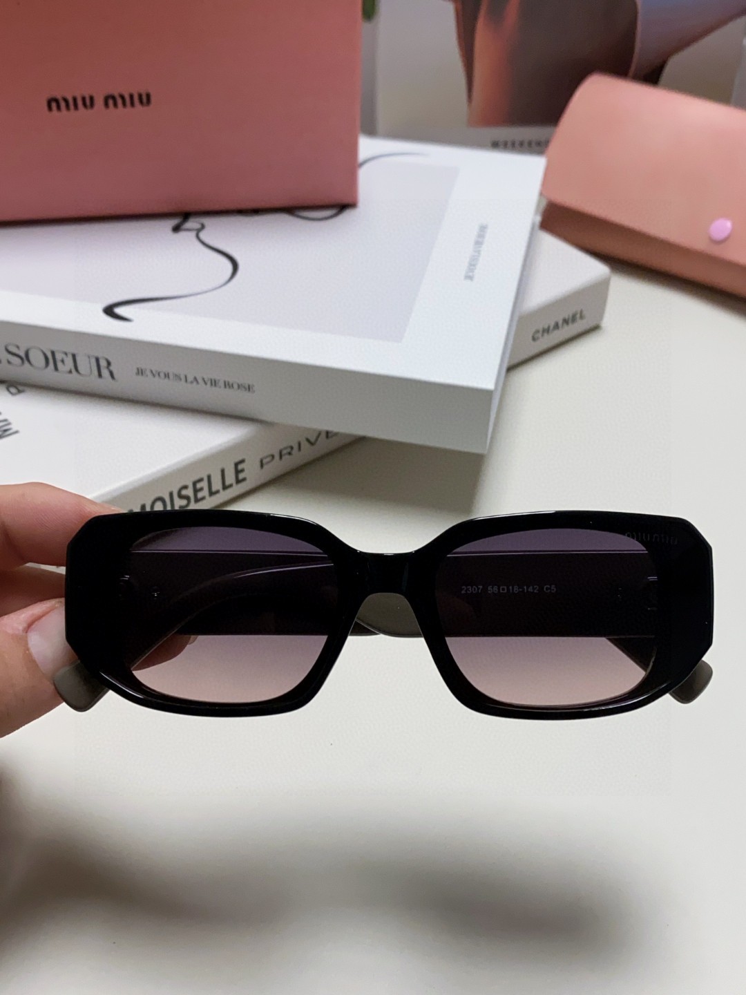  MIUMIU墨镜可盐可甜！！！太喜欢了！！
美女子们怎么可以没有一副好看的墨镜呢
这个款式的太阳镜真的