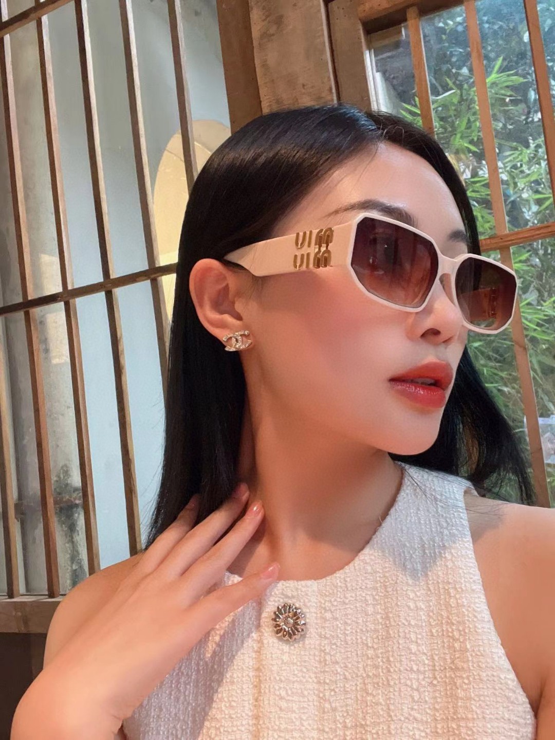 MIUMIU墨镜可盐可甜！！！太喜欢了！！
美女子们怎么可以没有一副好看的墨镜呢
这个款式的太阳镜真的