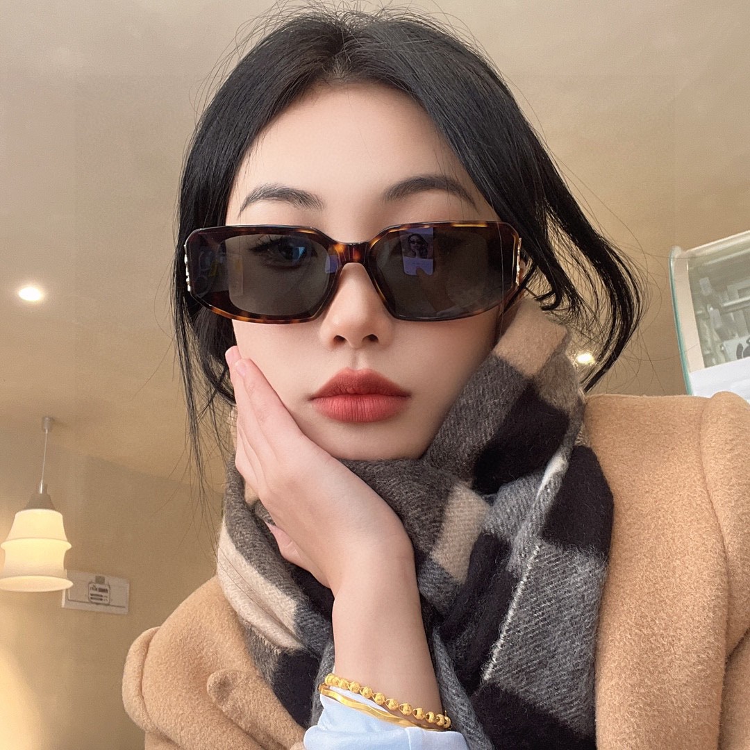  MIUMIU墨镜可盐可甜！！！太喜欢了！！
美女子们怎么可以没有一副好看的墨镜呢
这个款式的太阳镜真的