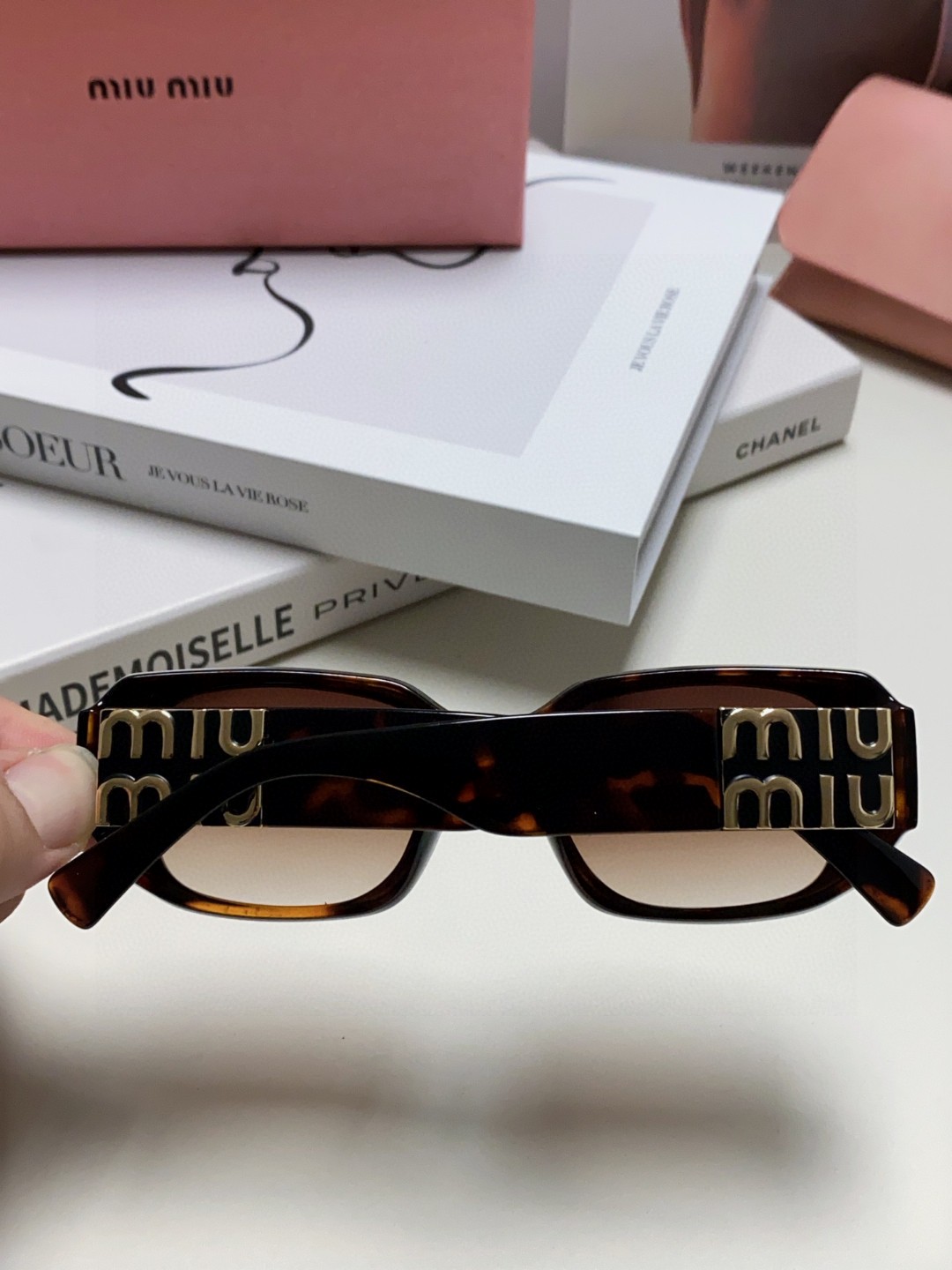  MIUMIU墨镜可盐可甜！！！太喜欢了！！
美女子们怎么可以没有一副好看的墨镜呢
这个款式的太阳镜真的