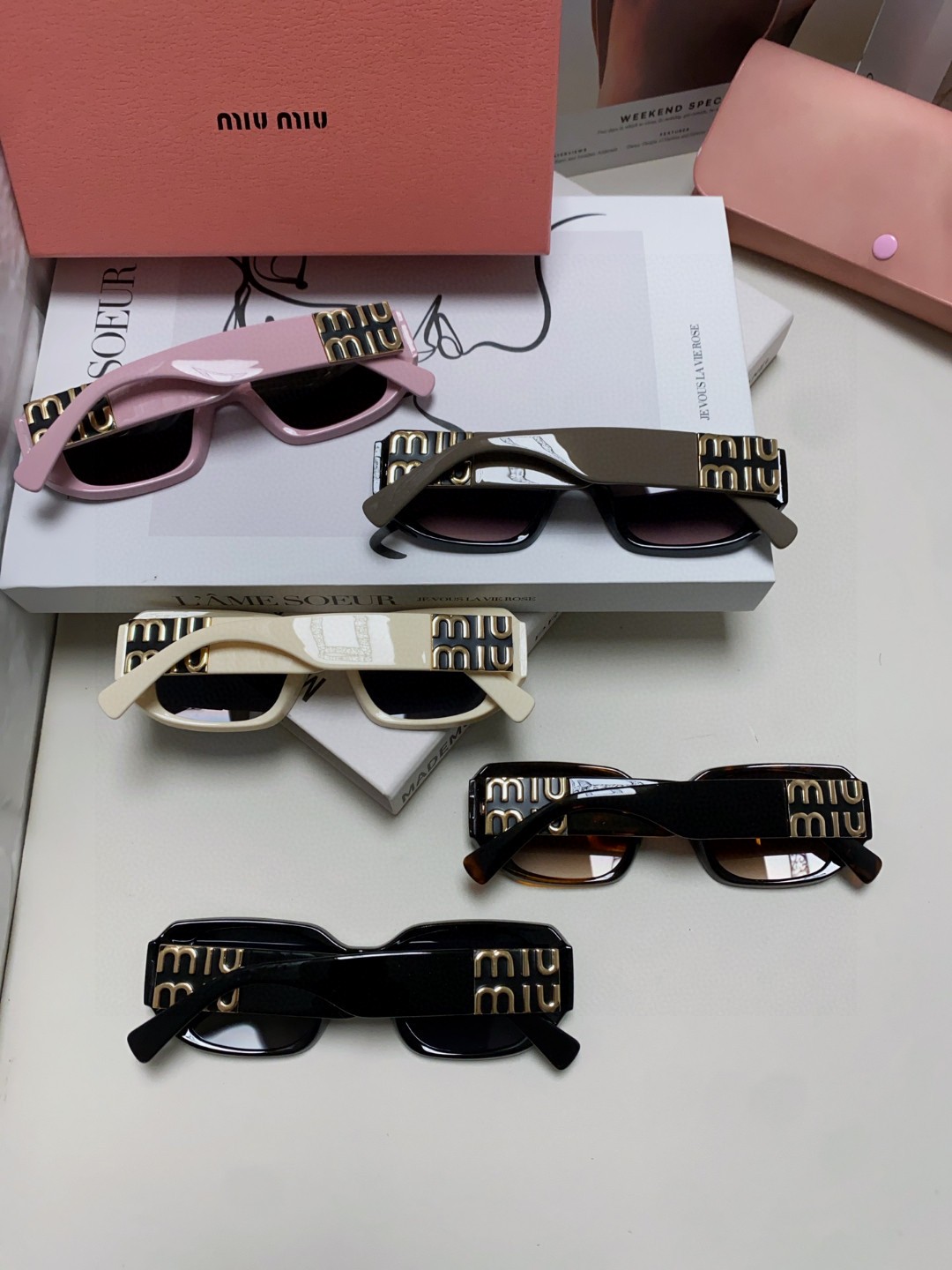  MIUMIU墨镜可盐可甜！！！太喜欢了！！
美女子们怎么可以没有一副好看的墨镜呢
这个款式的太阳镜真的
