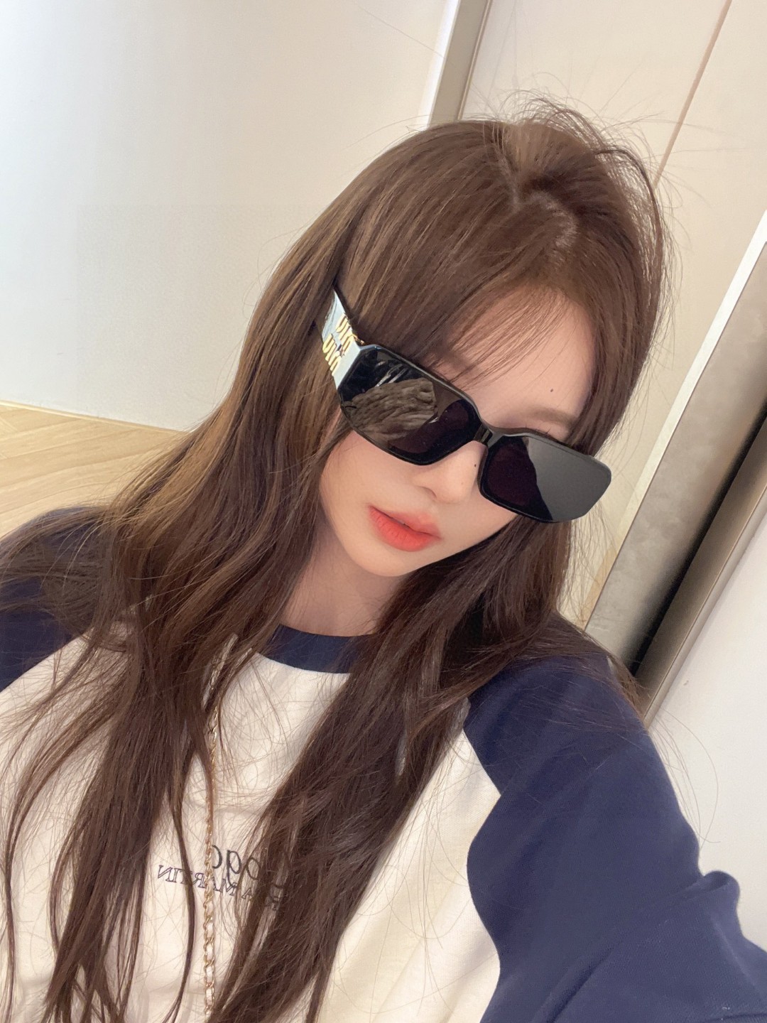  MIUMIU墨镜可盐可甜！！！太喜欢了！！
美女子们怎么可以没有一副好看的墨镜呢
这个款式的太阳镜真的