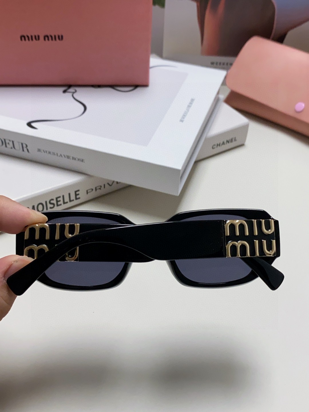  MIUMIU墨镜可盐可甜！！！太喜欢了！！
美女子们怎么可以没有一副好看的墨镜呢
这个款式的太阳镜真的