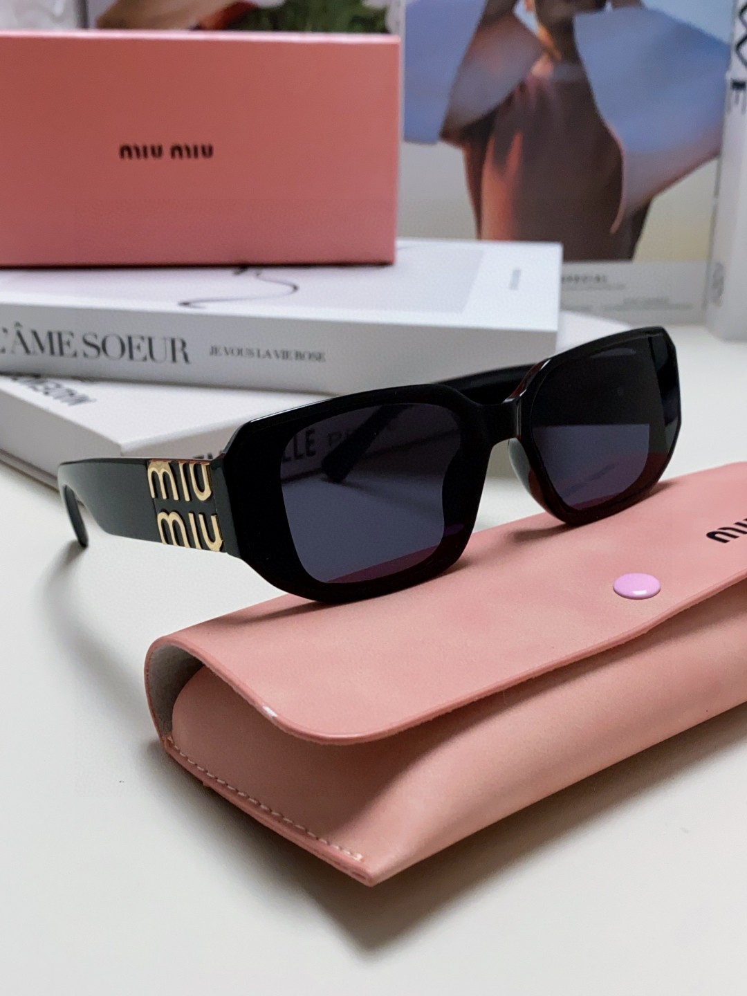  MIUMIU墨镜可盐可甜！！！太喜欢了！！
美女子们怎么可以没有一副好看的墨镜呢
这个款式的太阳镜真的