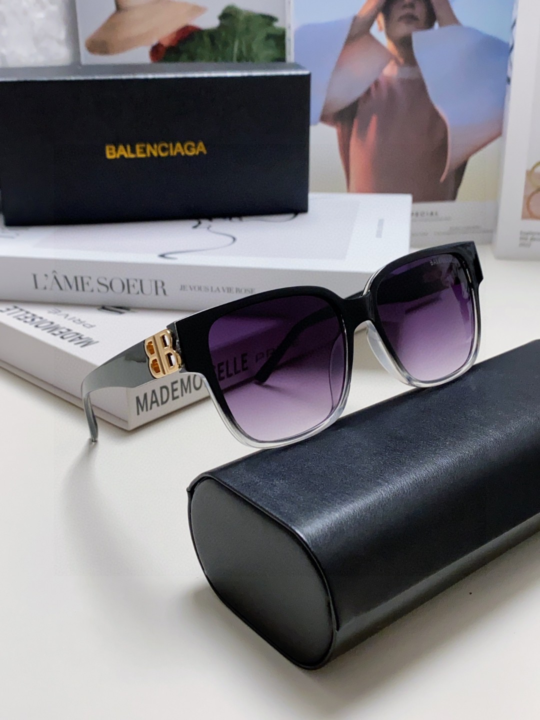  巴黎世家 BALENCIAGA太阳镜方形复古潮流墨镜复古框型与百搭镜片色彩，镜腿装饰金色对称式 BB标