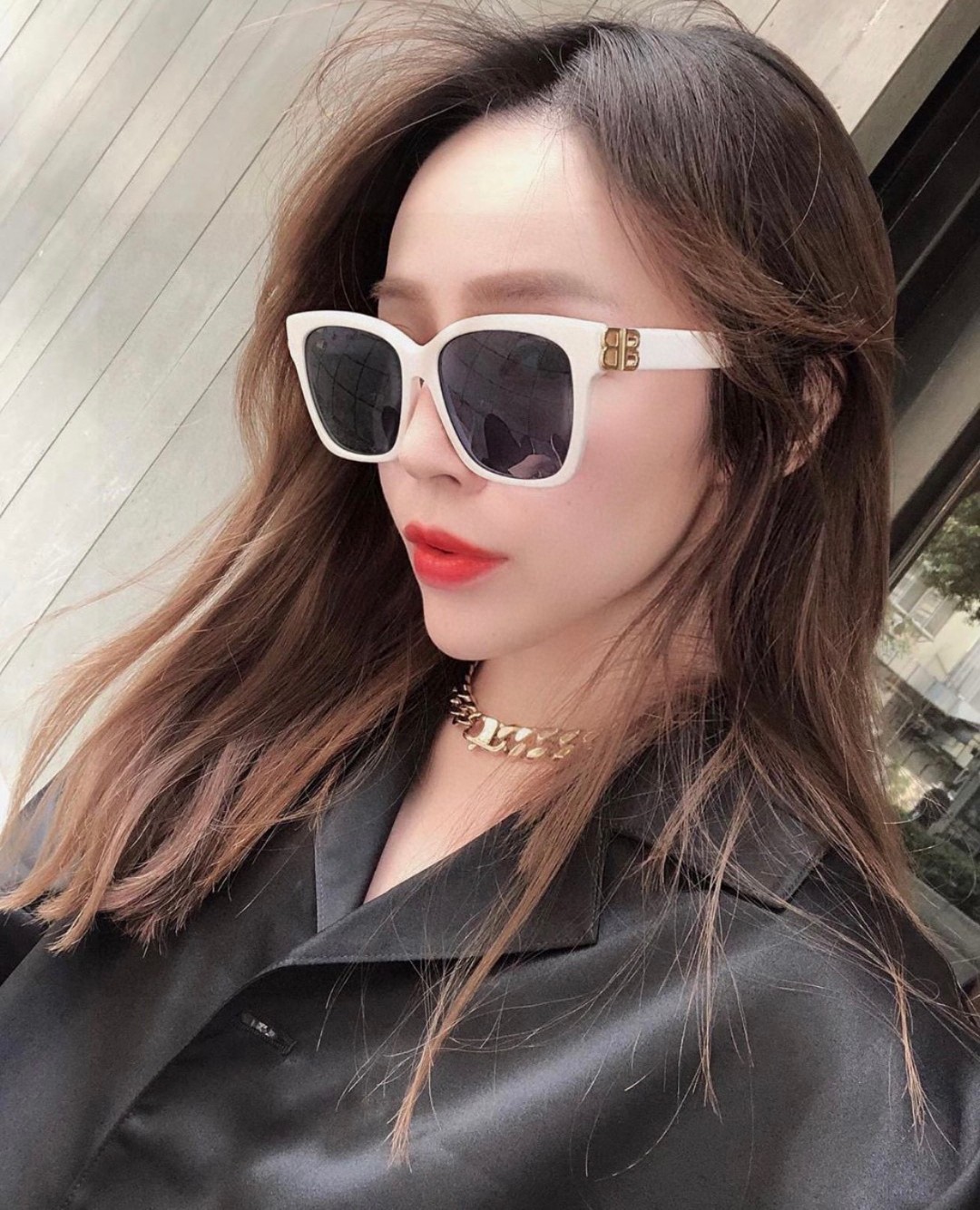  巴黎世家 BALENCIAGA太阳镜方形复古潮流墨镜复古框型与百搭镜片色彩，镜腿装饰金色对称式 BB标