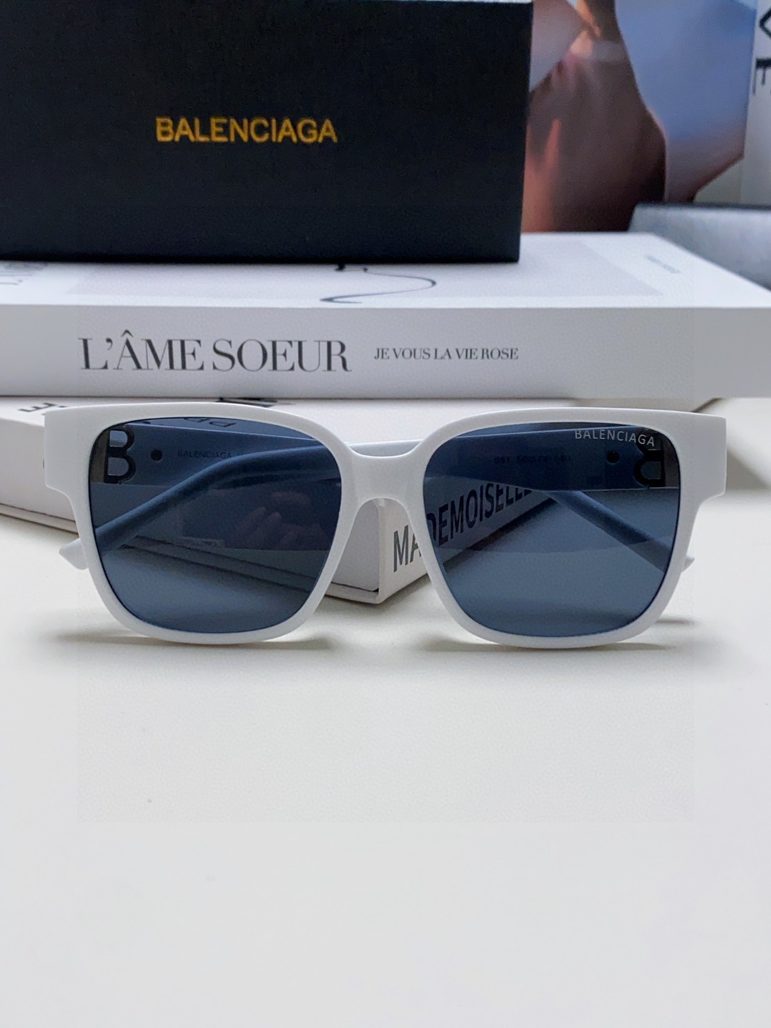  巴黎世家 BALENCIAGA太阳镜方形复古潮流墨镜复古框型与百搭镜片色彩，镜腿装饰金色对称式 BB标