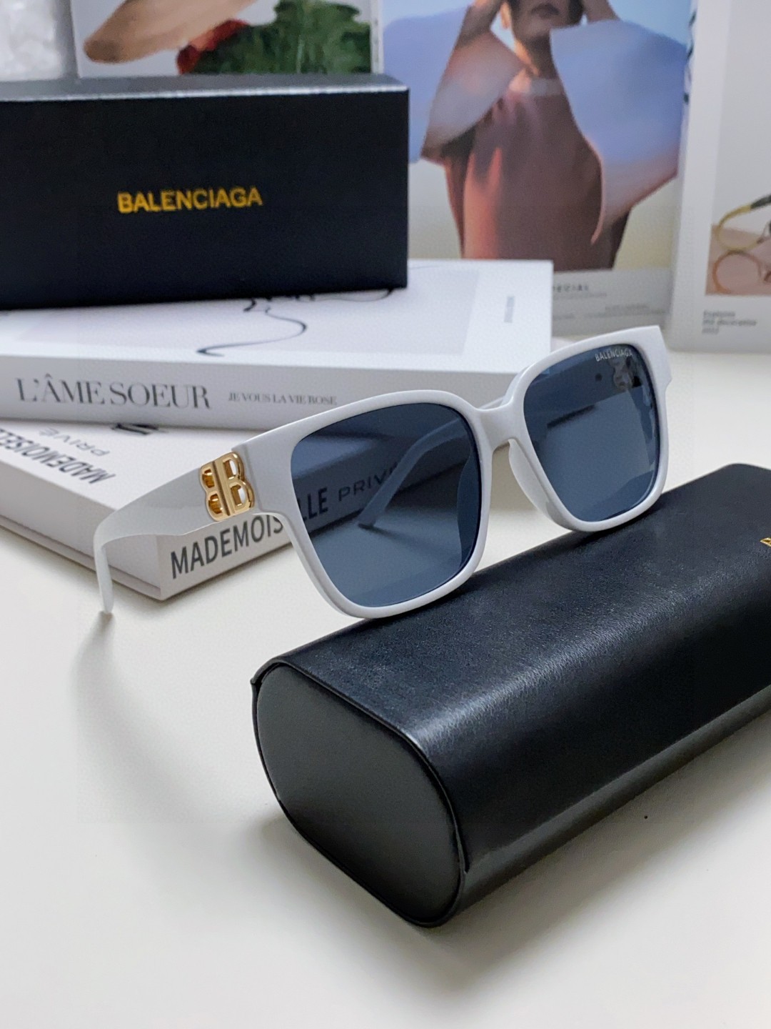  巴黎世家 BALENCIAGA太阳镜方形复古潮流墨镜复古框型与百搭镜片色彩，镜腿装饰金色对称式 BB标