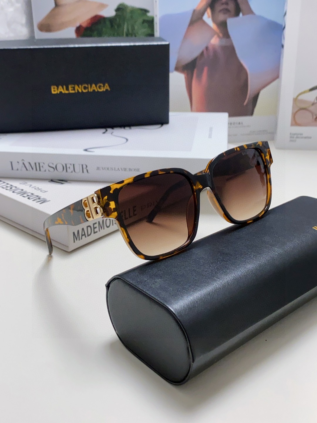  巴黎世家 BALENCIAGA太阳镜方形复古潮流墨镜复古框型与百搭镜片色彩，镜腿装饰金色对称式 BB标