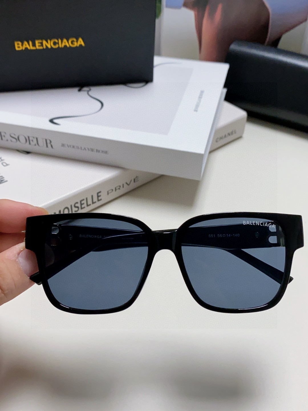  巴黎世家 BALENCIAGA太阳镜方形复古潮流墨镜复古框型与百搭镜片色彩，镜腿装饰金色对称式 BB标