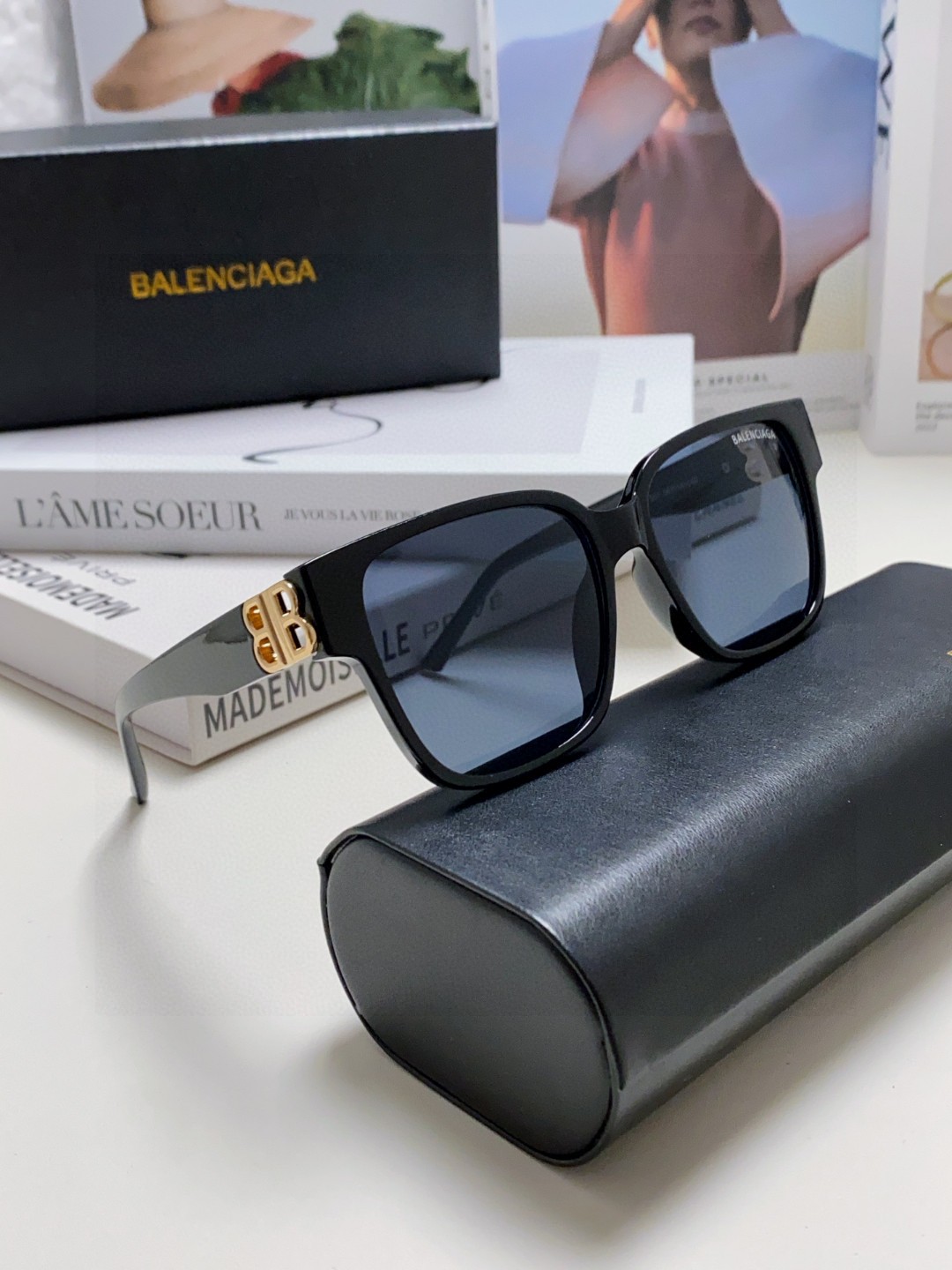  巴黎世家 BALENCIAGA太阳镜方形复古潮流墨镜复古框型与百搭镜片色彩，镜腿装饰金色对称式 BB标
