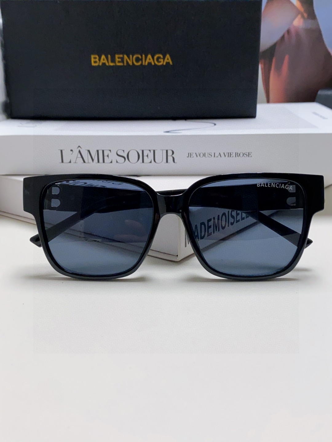  巴黎世家 BALENCIAGA太阳镜方形复古潮流墨镜复古框型与百搭镜片色彩，镜腿装饰金色对称式 BB标
