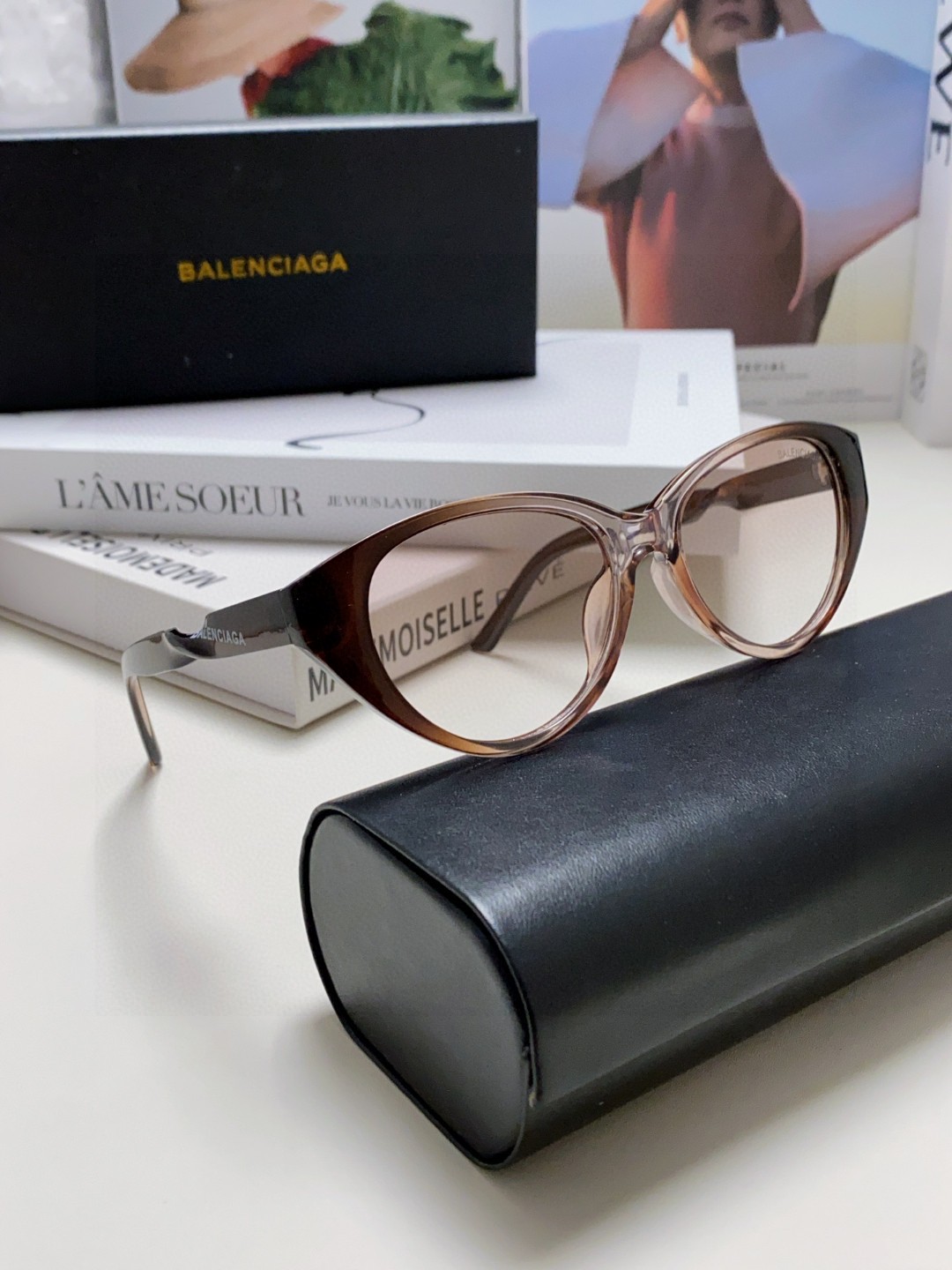  BALENCIAGA巴黎世家 最新 版型很特别的设计让人一眼爱上 简约小框设计 品质高超