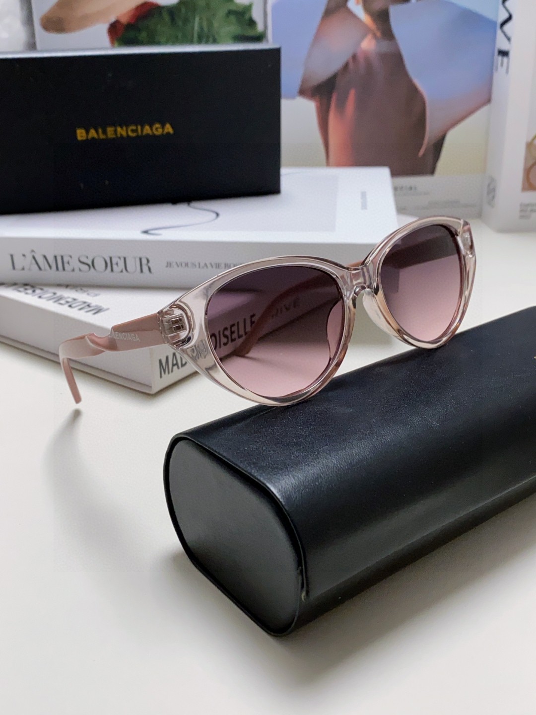  BALENCIAGA巴黎世家 最新 版型很特别的设计让人一眼爱上 简约小框设计 品质高超