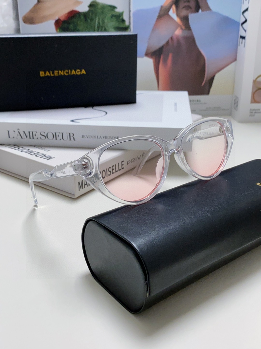  BALENCIAGA巴黎世家 最新 版型很特别的设计让人一眼爱上 简约小框设计 品质高超