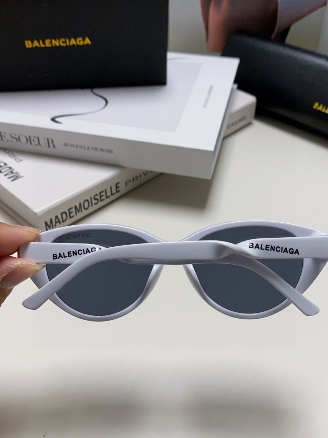  BALENCIAGA巴黎世家 最新 版型很特别的设计让人一眼爱上 简约小框设计 品质高超