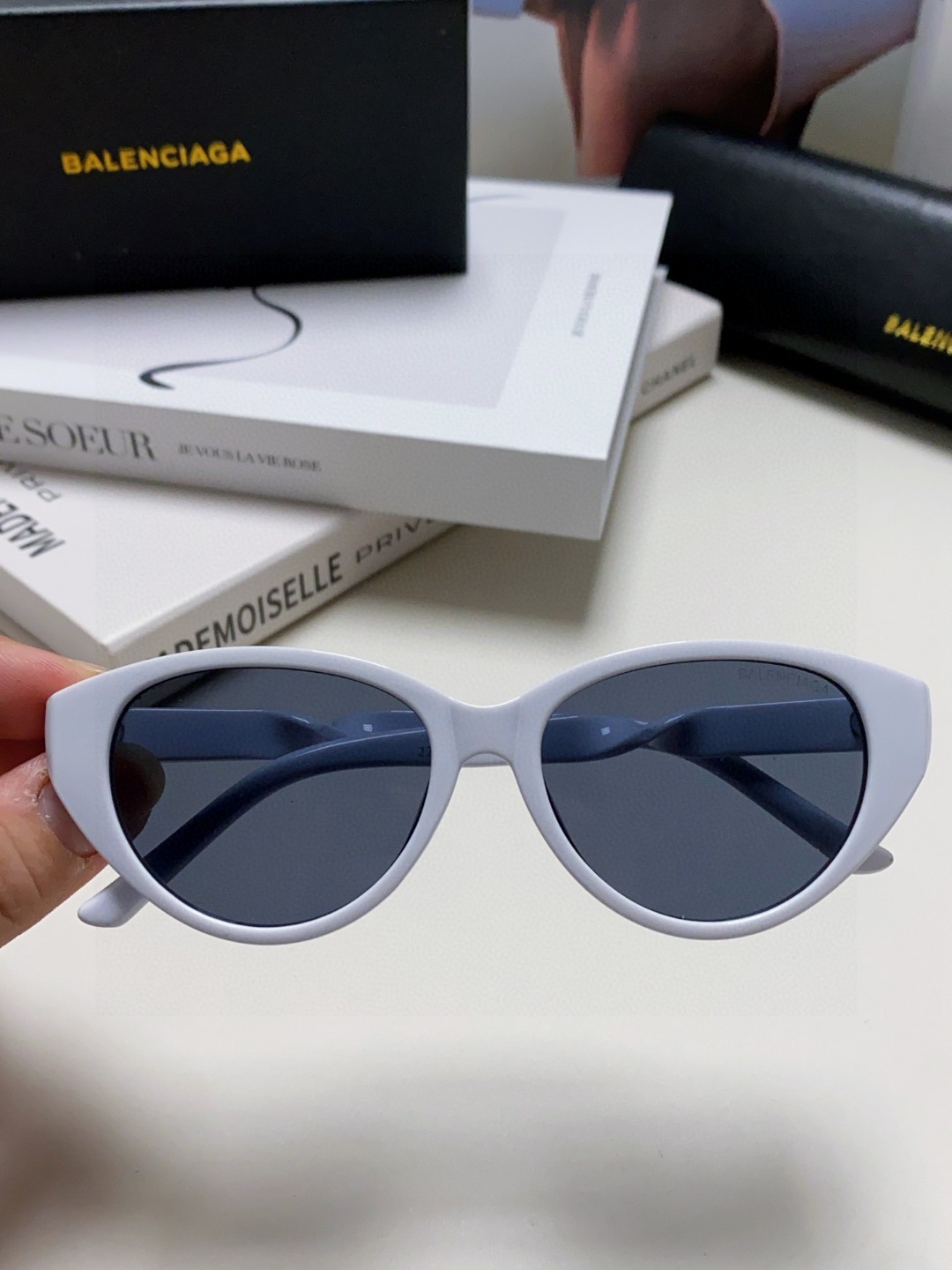  BALENCIAGA巴黎世家 最新 版型很特别的设计让人一眼爱上 简约小框设计 品质高超
