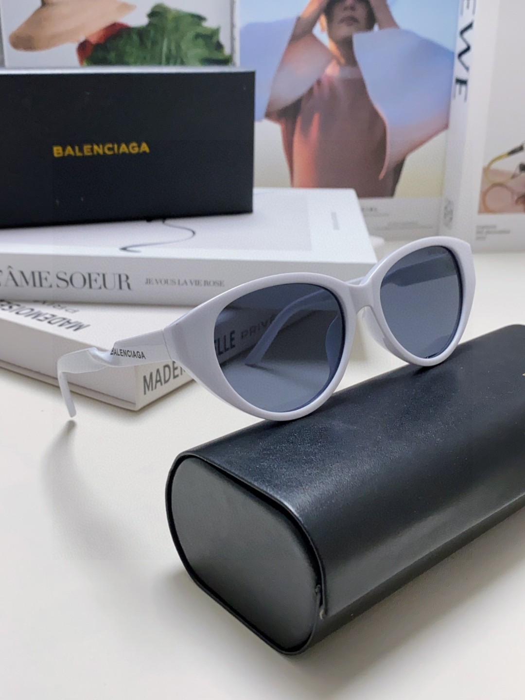  BALENCIAGA巴黎世家 最新 版型很特别的设计让人一眼爱上 简约小框设计 品质高超