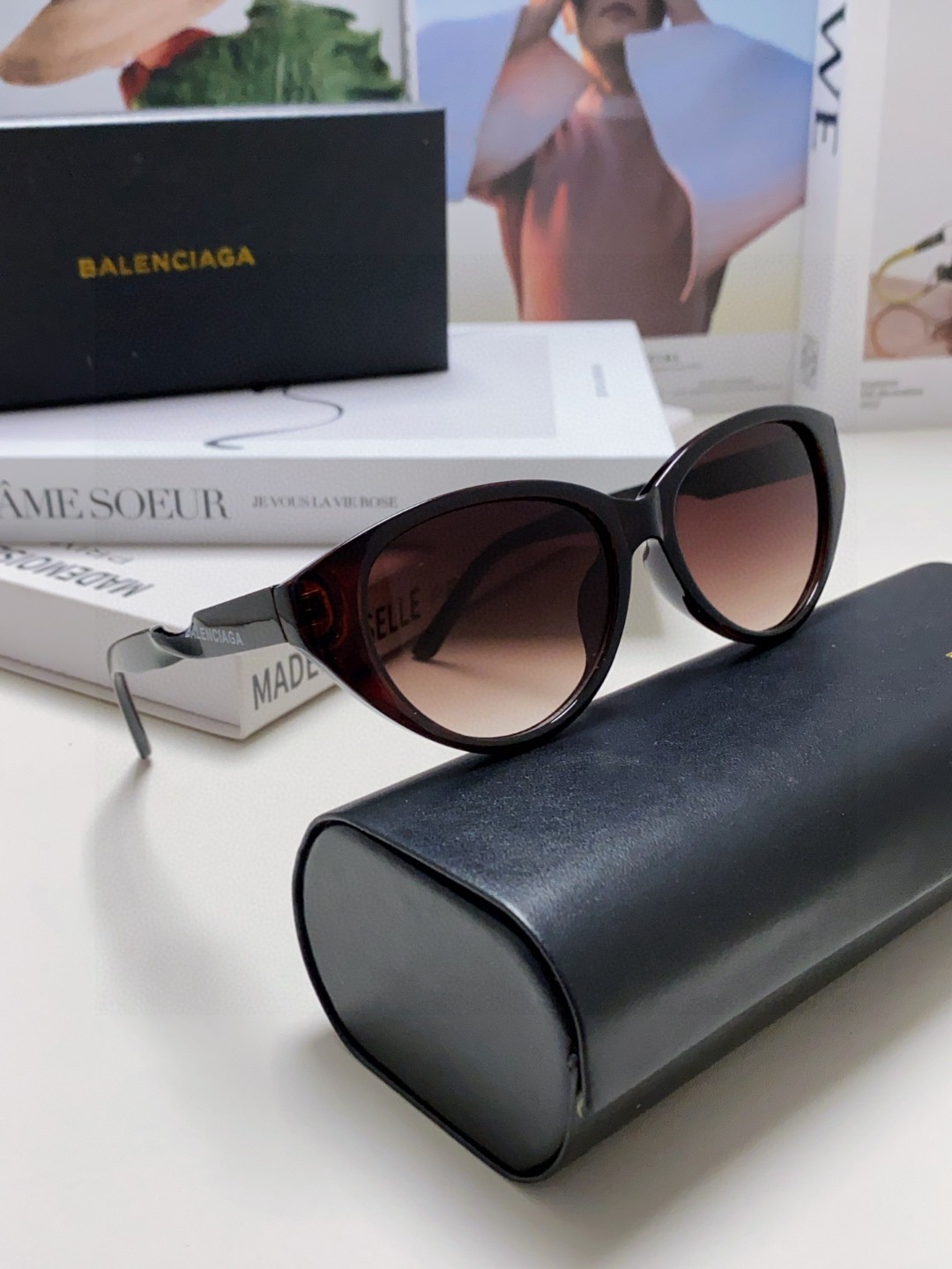  BALENCIAGA巴黎世家 最新 版型很特别的设计让人一眼爱上 简约小框设计 品质高超