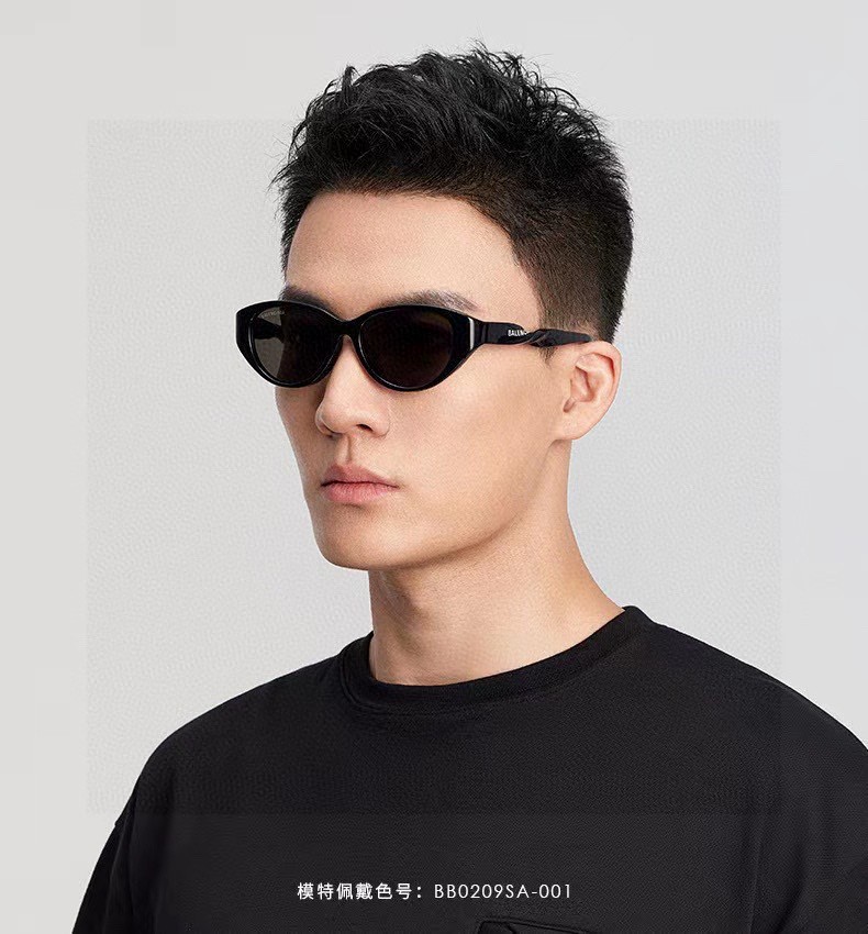  BALENCIAGA巴黎世家 最新 版型很特别的设计让人一眼爱上 简约小框设计 品质高超