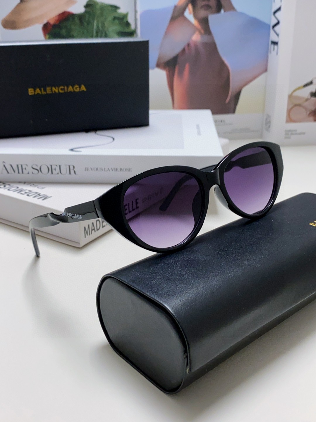  BALENCIAGA巴黎世家 最新 版型很特别的设计让人一眼爱上 简约小框设计 品质高超