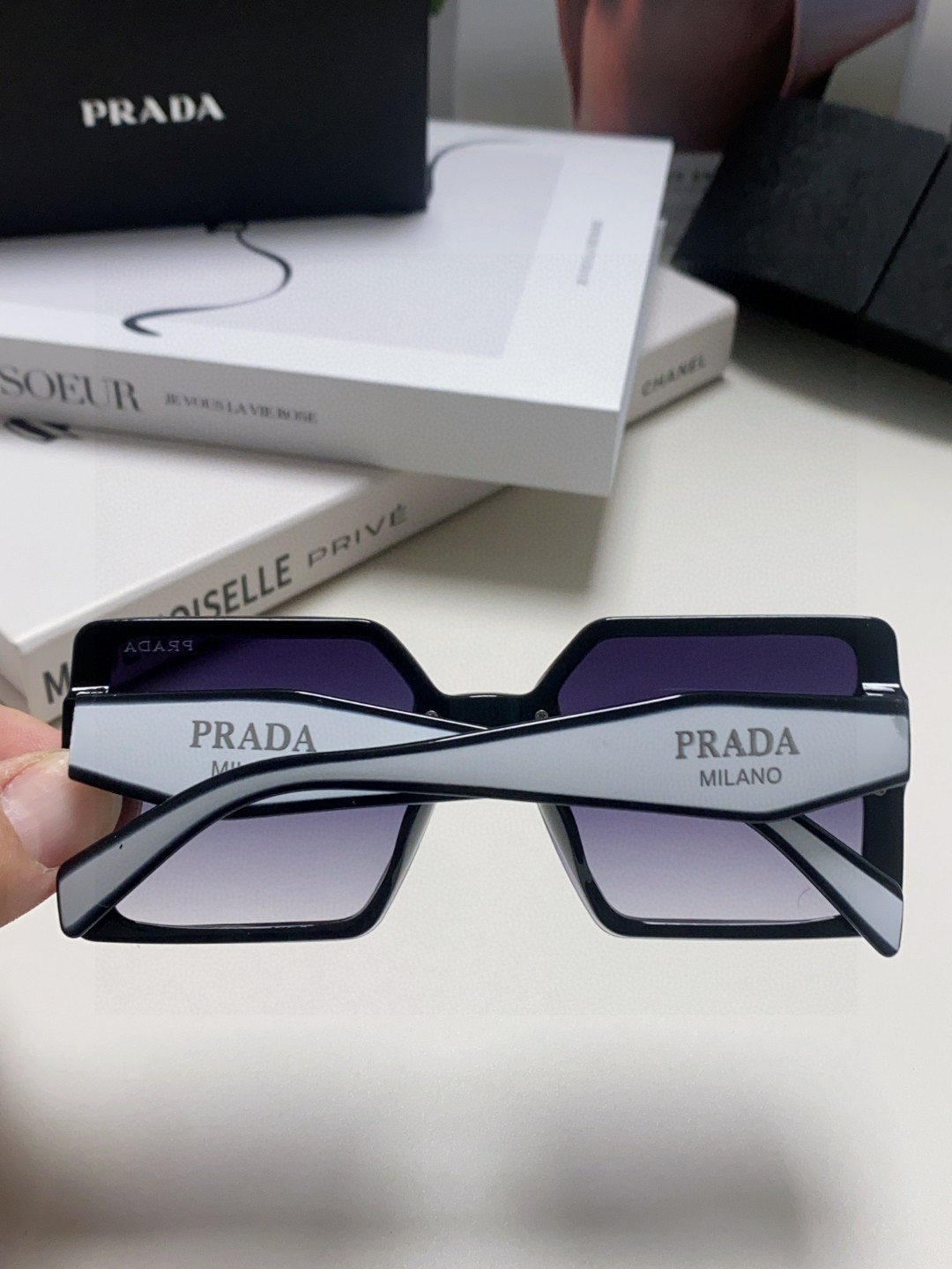  Prada普拉达 2025新款时尚简约圆脸个性渐变太阳眼镜方形韩版防紫外线复古ins墨镜