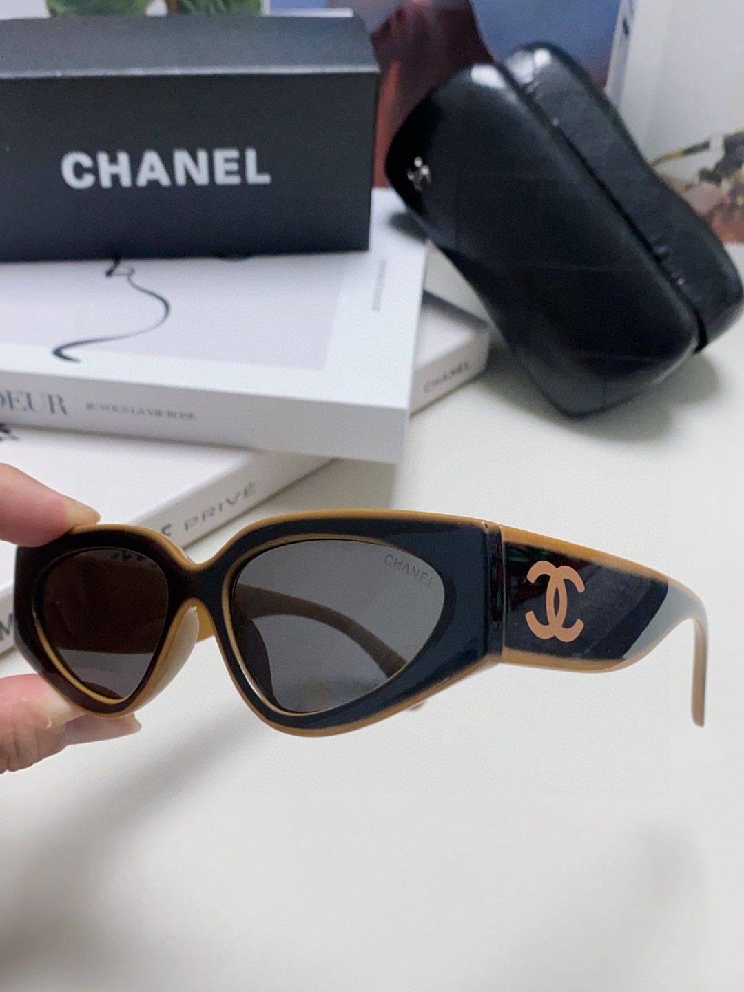  Chanel香奈儿 2025新款墨镜猫眼太阳镜窄框女韩版24SS镜框熊猫黑白配色新款 女款