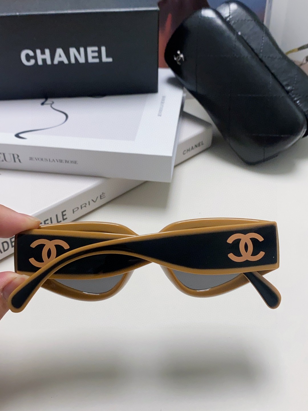  Chanel香奈儿 2025新款墨镜猫眼太阳镜窄框女韩版24SS镜框熊猫黑白配色新款 女款