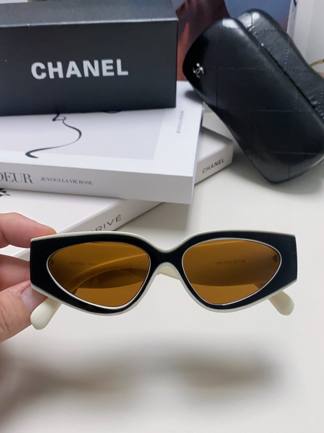  Chanel香奈儿 2025新款墨镜猫眼太阳镜窄框女韩版24SS镜框熊猫黑白配色新款 女款